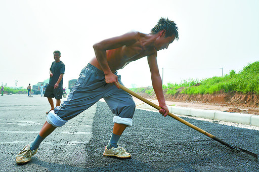 的鹤壁新区筑路工人