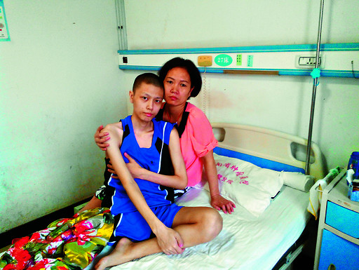 我市年仅21岁的男孩曹芝源,3年前罹患骨癌,3年