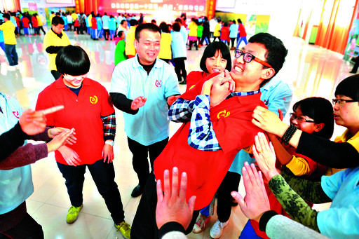 大型公益活动高中手拉手,成长心连心在鹤壁科彬爱心余泽图片