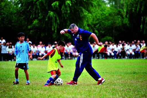 恒大足球学校豫北分校落户鹤壁 市育才学校联