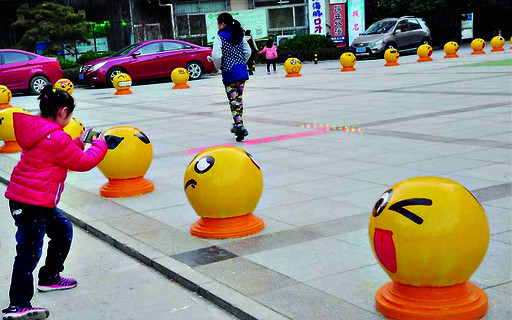 呆萌表情隔离墩亮相济南街头