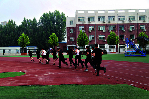 6月15日上午,市公安局特殊警务支队在淇滨区湘江中学操场进行了每月1