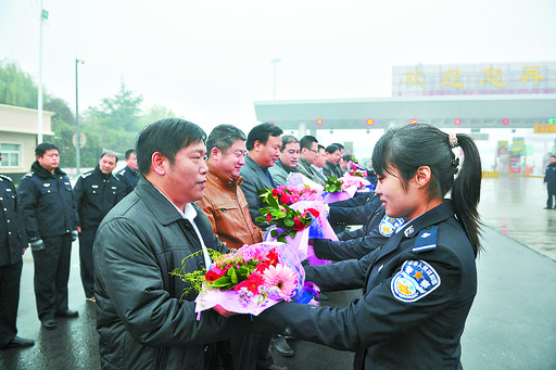 丹心为民安警徽耀九州