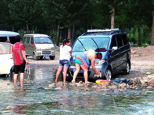 河边洗车,洗衣服,随手丢垃圾屡见不鲜.市民呼吁