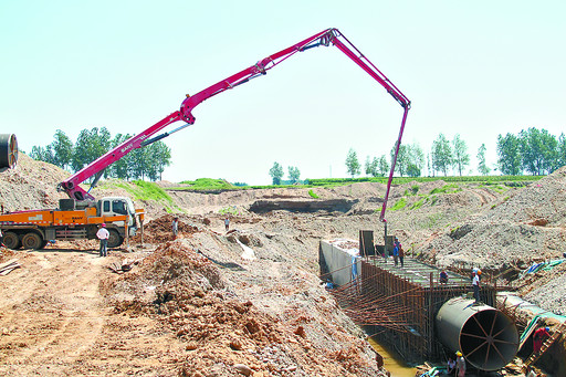 市南水北调配套工程高村淇河倒虹吸工程10个小时浇筑386吨混凝土