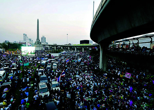 市中心交通瘫痪 政府部门甚至每日一搬迁泰国首都"封城" 游客通宵逃离