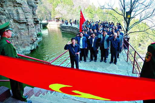 鹤壁市 大力学习弘扬红旗渠精神 把党的群众路线教育实践活动引向深入