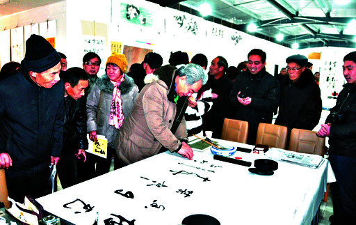 牧江先生在进行现场创作