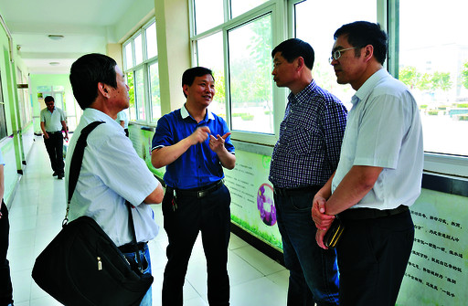 淇河晨报记者 张志嵩 文/图   学生人手一台平板电脑的课堂我第一次