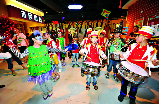 市妇联组织淇县宏光学校的留守儿童到银兴国际广场凯迪沃体验馆参加