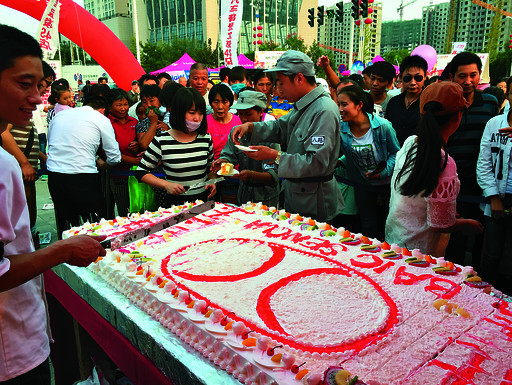 两米长水果蛋糕免费品尝