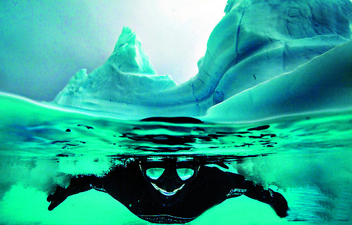 冰潜者在南极冰川中潜水 看着都冷