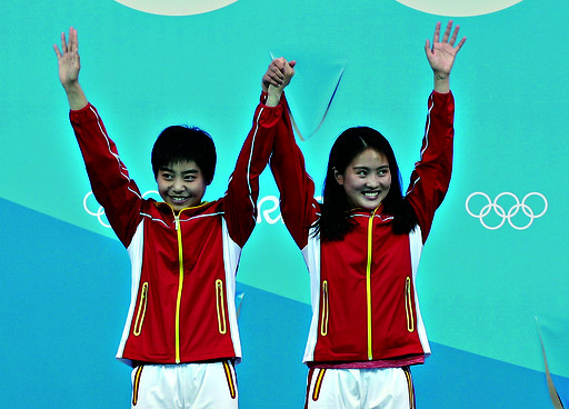 中国选手陈若琳(右)/刘蕙瑕在颁奖仪式上 新华社记者 费茂华 摄