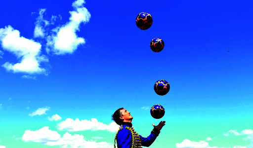 活动现场,抛球杂技(左),扮演"猫王"(右上)以及高跷乐队(右下)等表演颇