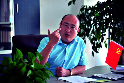 孟涛在向记者介绍淇河湿地国际风情节的筹备情况.本报记者 李国庆 摄