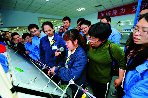 鹤壁日报社青年记者走进天海集团体验线束装配向一线劳动者致敬