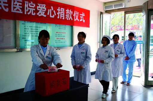 医院职工为患者霍文阁捐款.(市第三人民医院提供)