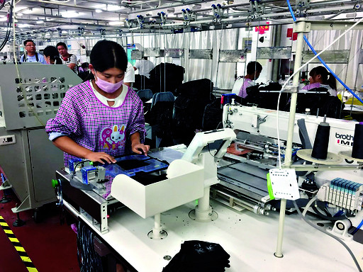 河南新亚服装有限公司引进23条自动化生产线生产效率提升50