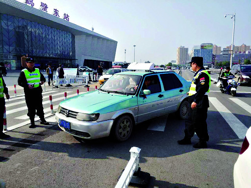 查扣违规营运出租车.本报记者 李雪婷 摄