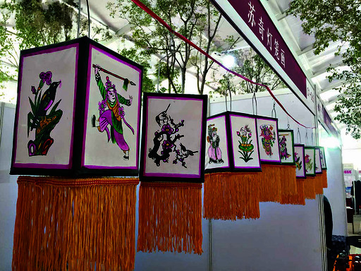 10月30日,在第四届中原(鹤壁)文博会交易区,苏奇灯笼画引起了记者的