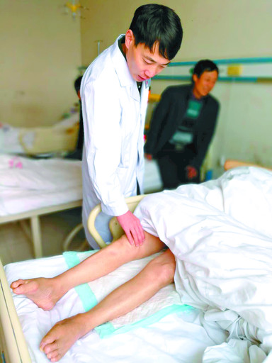 鹤煤总医院成功为高龄陈旧骨折患者实施手术专家提醒老年人腰背痛或是