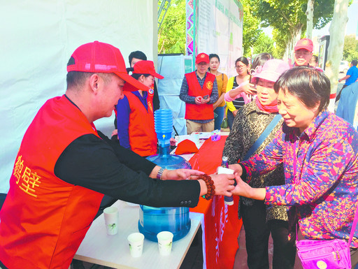 展馆外,志愿者热心为游客服务.