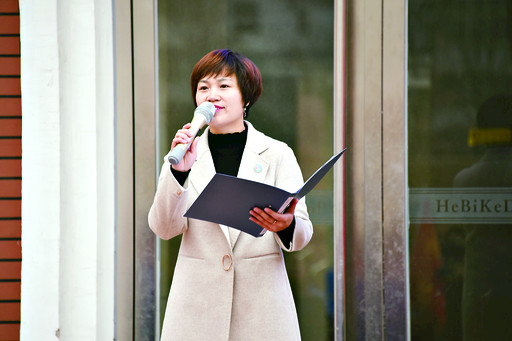 鹤壁科达学校国际交流中心主任王俊霞介绍合作项目.